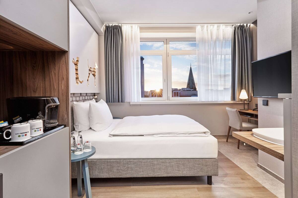 Comfort Double Room, 1 Queen Bed | Hypo-allergenic bedding available, in-room safe, desk, soundproofing
