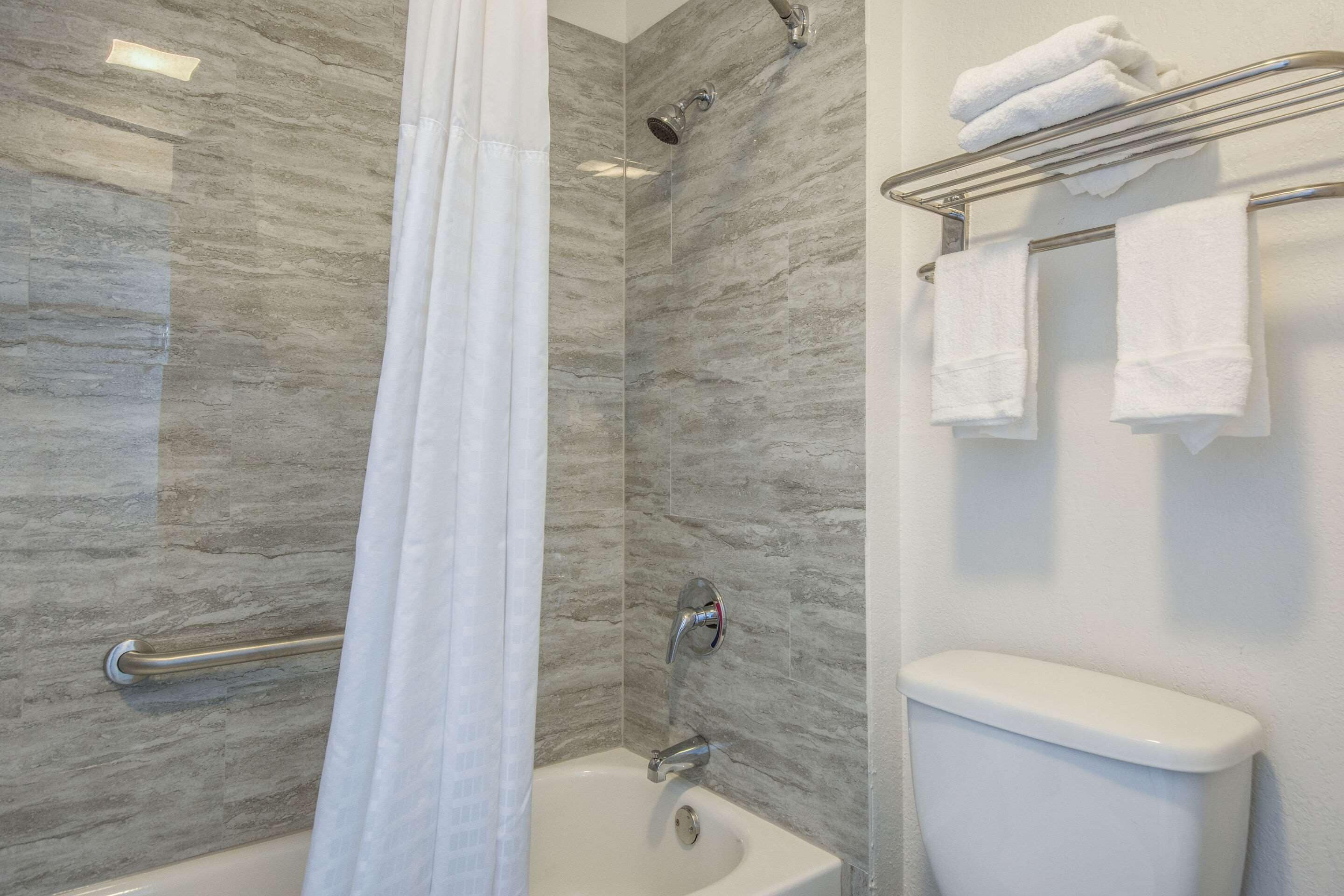 Standard Room, 1 King Bed, Non Smoking | Bathroom | Shower, deep soaking tub, free toiletries, hair dryer