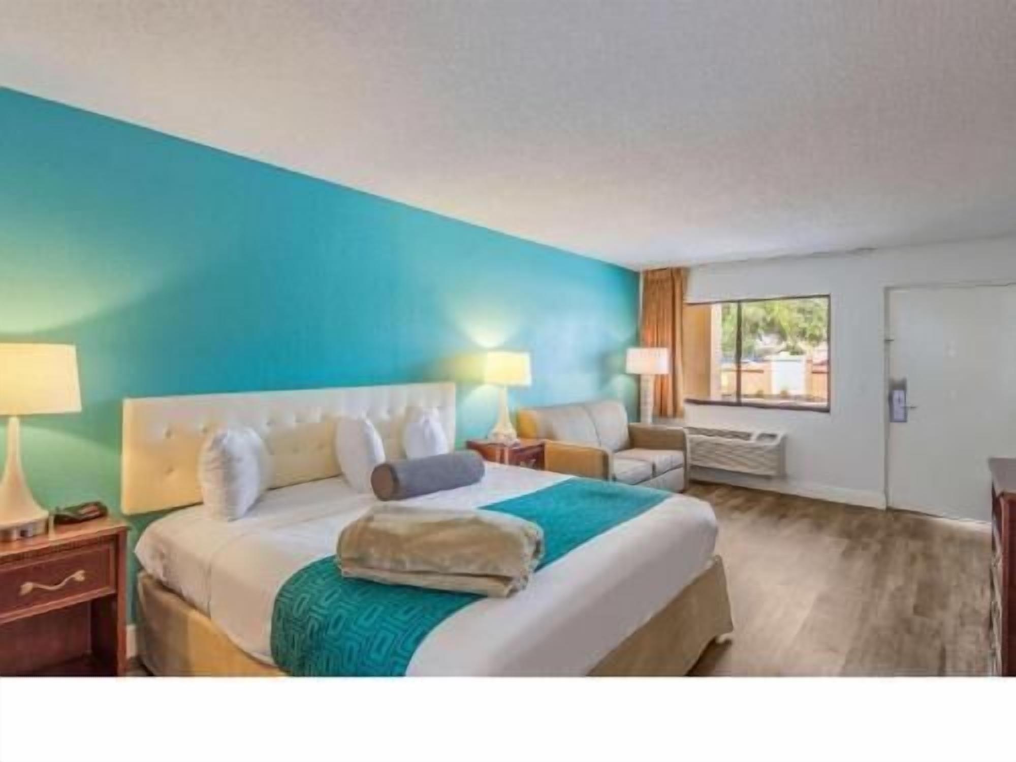 Desk, blackout drapes, free WiFi, bed sheets