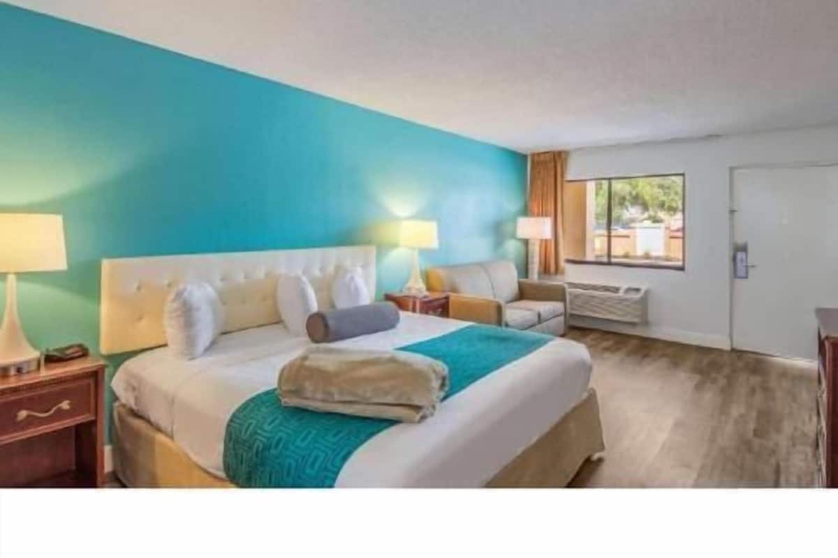 Desk, blackout drapes, free WiFi, bed sheets