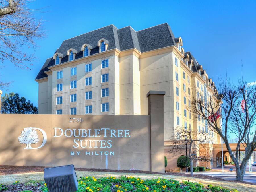 Um hotel com uma grande placa que diz "DoubleTree Suites by Hilton" e o número "2780" na fachada.