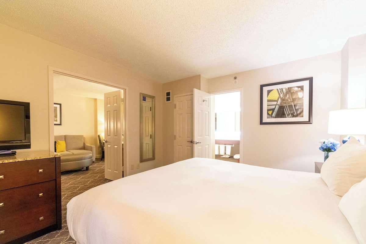 Luxury Suite, 1 King Bed, Non Smoking | Premium bedding, down comforters, in-room safe, desk