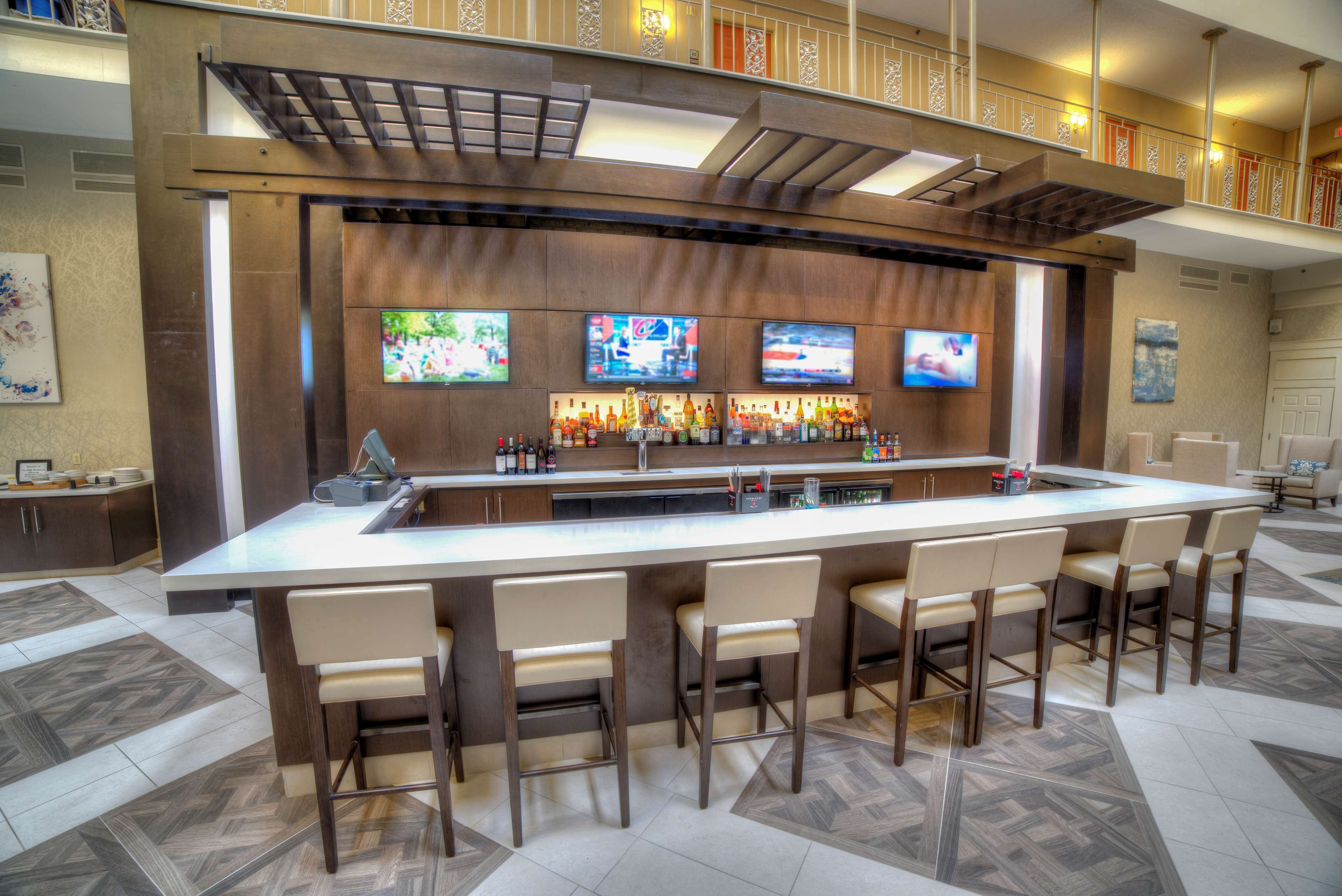 2 bars/lounges