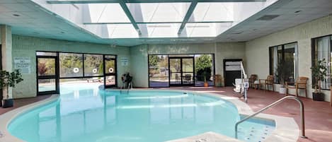 Una piscina cubierta