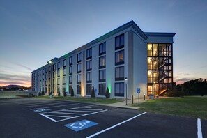 Exterior - Holiday Inn Staunton Conference Center by IHG (Staunton)