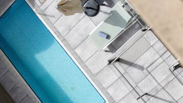 Piscine extérieure, chaises longues