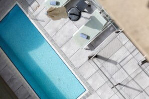 Piscina externa, espreguiçadeiras