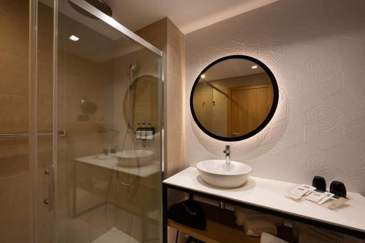 Banheiro | Banheira, produtos de toalete biodegradáveis, secador de cabelo