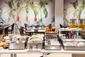 Petit déjeuner buffet (20 EUR par personne)