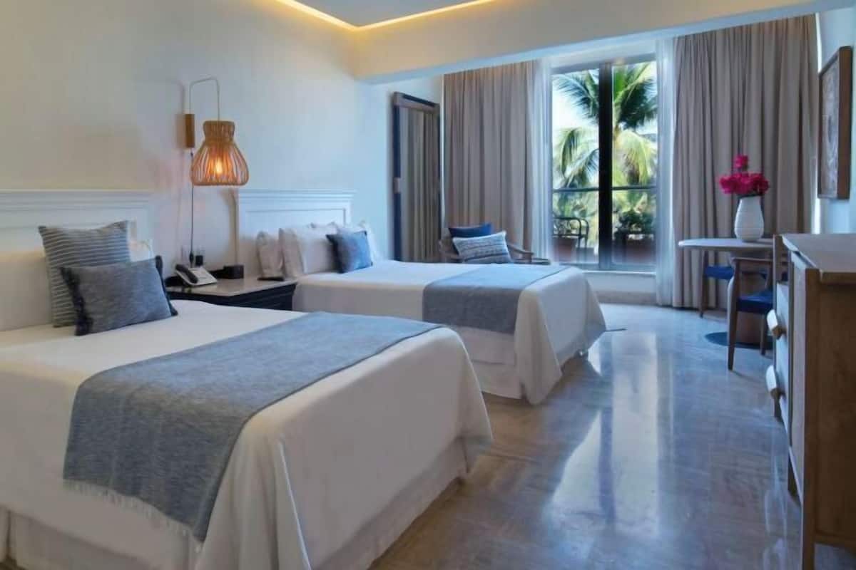 Minibar, coffres-forts dans les chambres, bureau, rideaux occultants