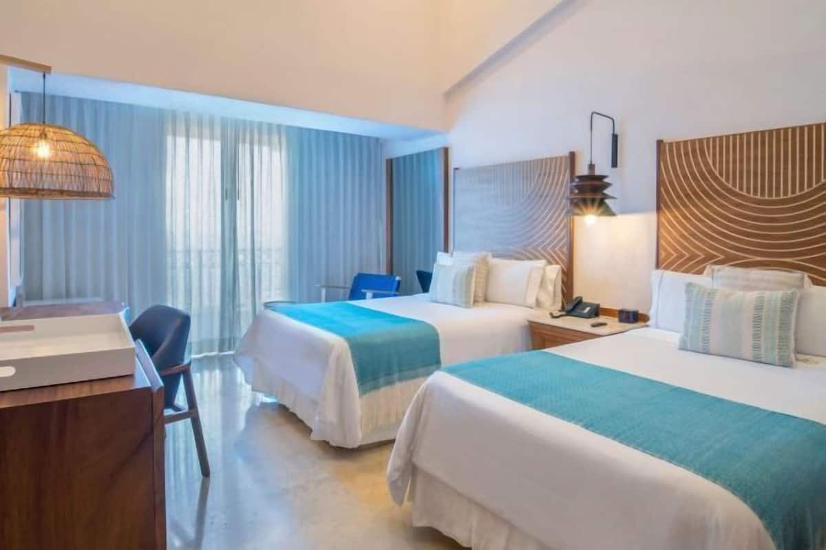 Minibar, coffres-forts dans les chambres, bureau, rideaux occultants