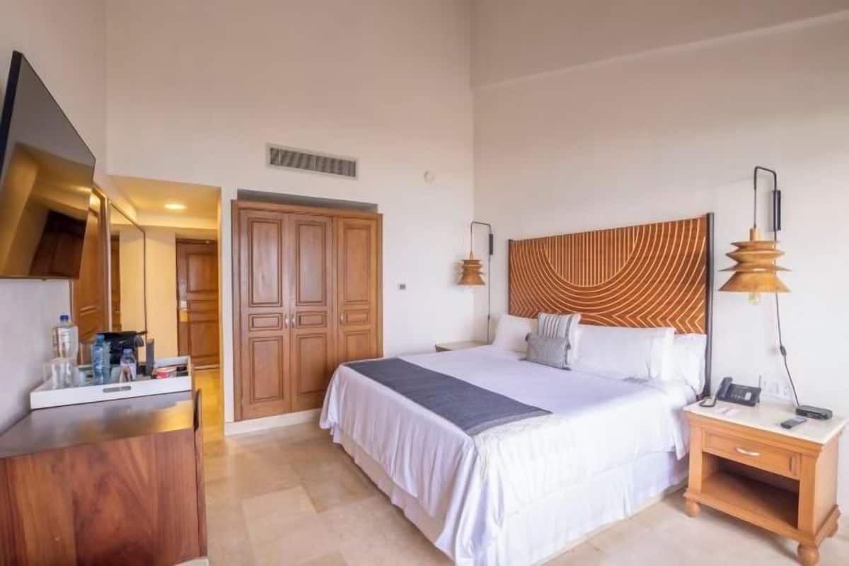 Minibar, coffres-forts dans les chambres, bureau, rideaux occultants