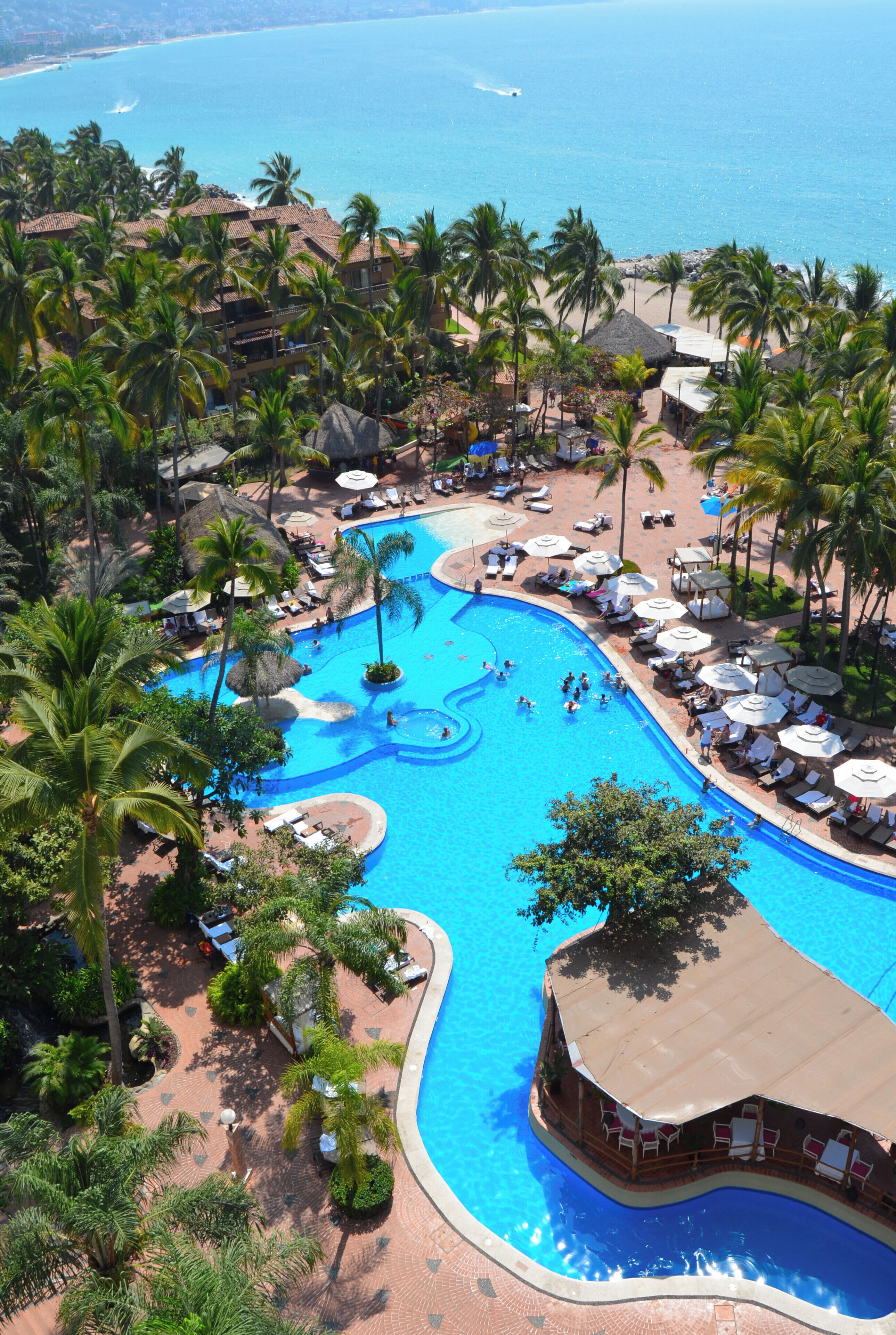 Fiesta Club Penthouse, 1 King | Alberca al aire libre | Alberca al aire libre y camas balinesas (con cargo) 
