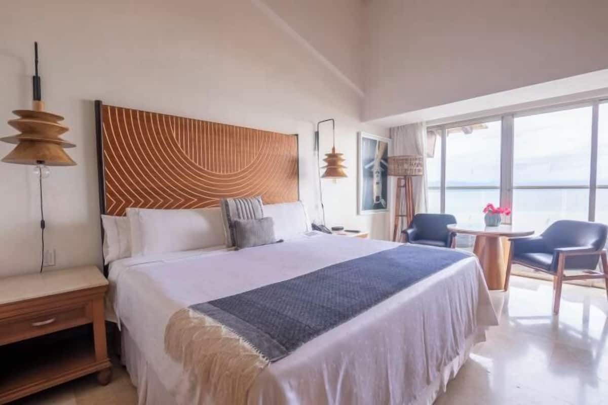 Minibar, coffres-forts dans les chambres, bureau, rideaux occultants