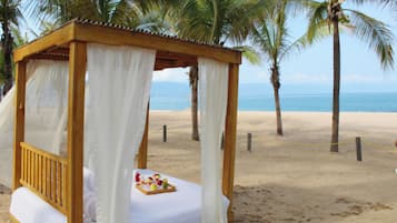 En la playa, camastros, sombrillas y toallas de playa