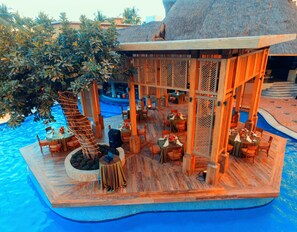 7 restaurants, servant le déjeuner et le dîner; cuisine mexicaine