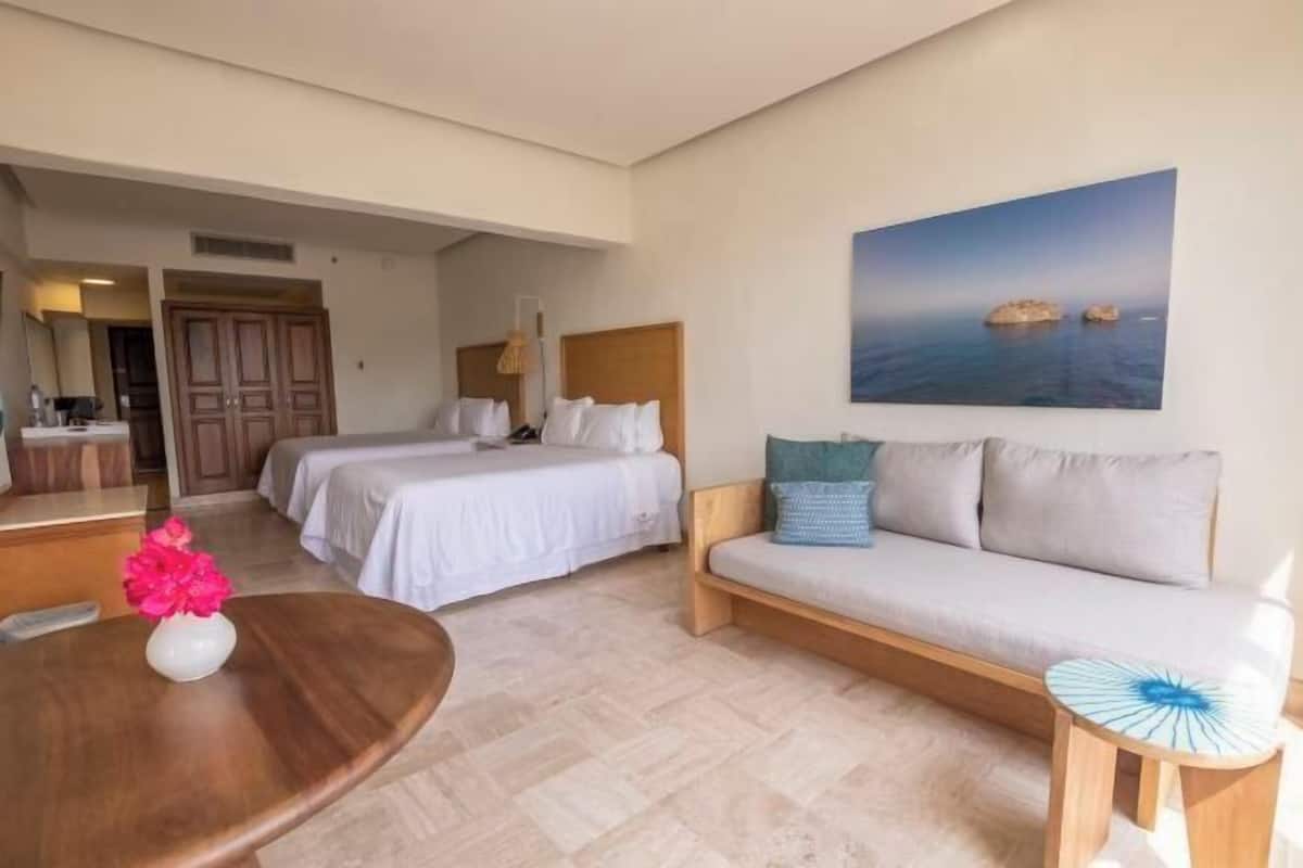 Minibar, coffres-forts dans les chambres, bureau, rideaux occultants