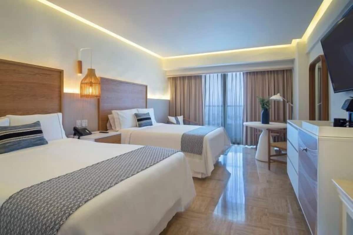 Minibar, coffres-forts dans les chambres, bureau, rideaux occultants