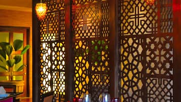 7 間餐廳;供應早餐、午餐、晚餐;墨西哥菜