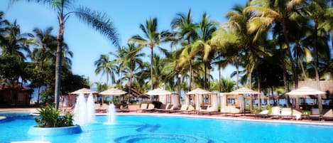 Una piscina al aire libre, cabañas de piscina (de pago), sombrillas