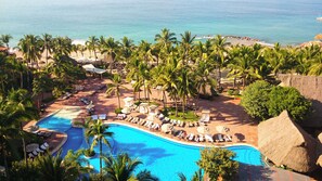 Kolam renang outdoor, dengan cabana (dengan biaya tambahan)