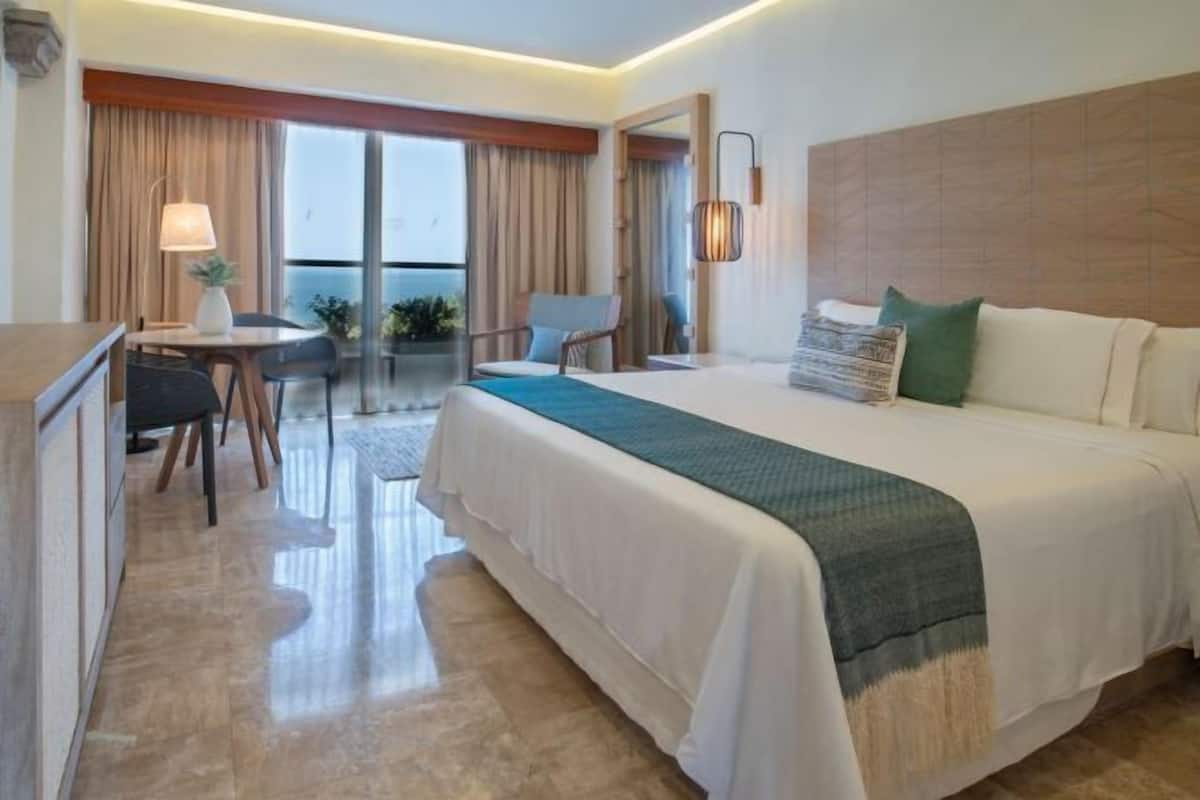 Minibar, coffres-forts dans les chambres, bureau, rideaux occultants