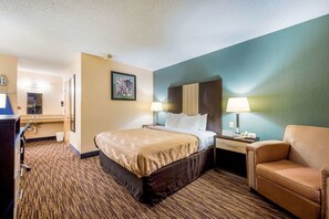 Desk, laptop workspace, soundproofing, iron/ironing board - Quality Inn Cullman I-65 Exit 310 (Cullman)