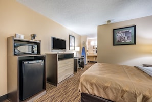 Desk, laptop workspace, soundproofing, iron/ironing board - Quality Inn Cullman I-65 Exit 310 (Cullman)