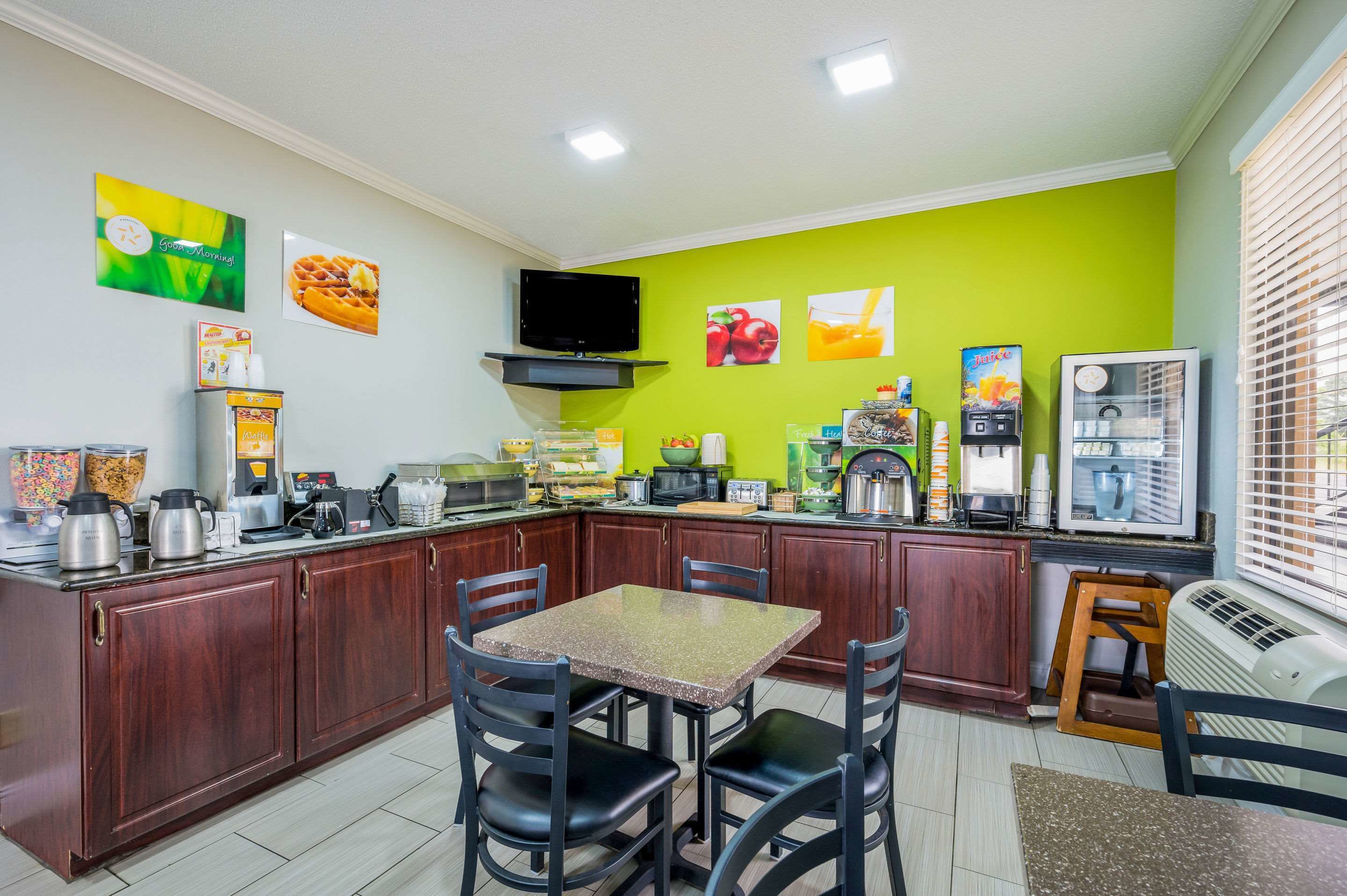 Petit déjeuner buffet compris