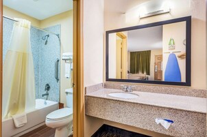 Bañera con ducha, artículos de tocador gratuitos, secador de pelo