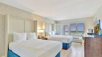 Deluxe kamer, 2 tweepersoonsbedden, balkon, uitzicht op zee | Italiaanse Frette-lakens, luxe beddengoed, donsdekens, pillowtop-bedden