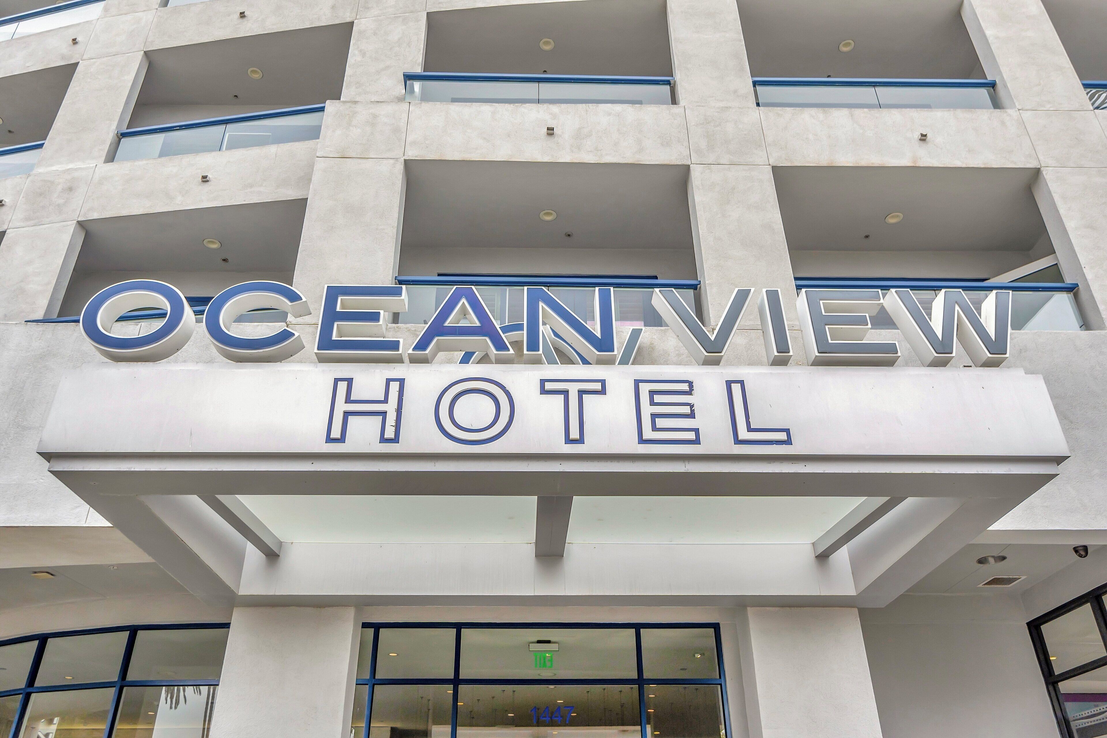 Das Ocean View Hotel mit moderner Architektur, große Fenster und eine auffällige Schrifttafel.