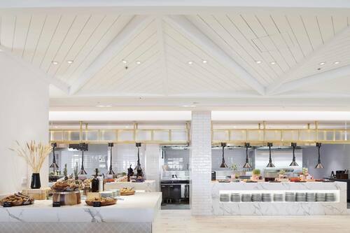 3 restaurants; breakfast, lunch and dinner served