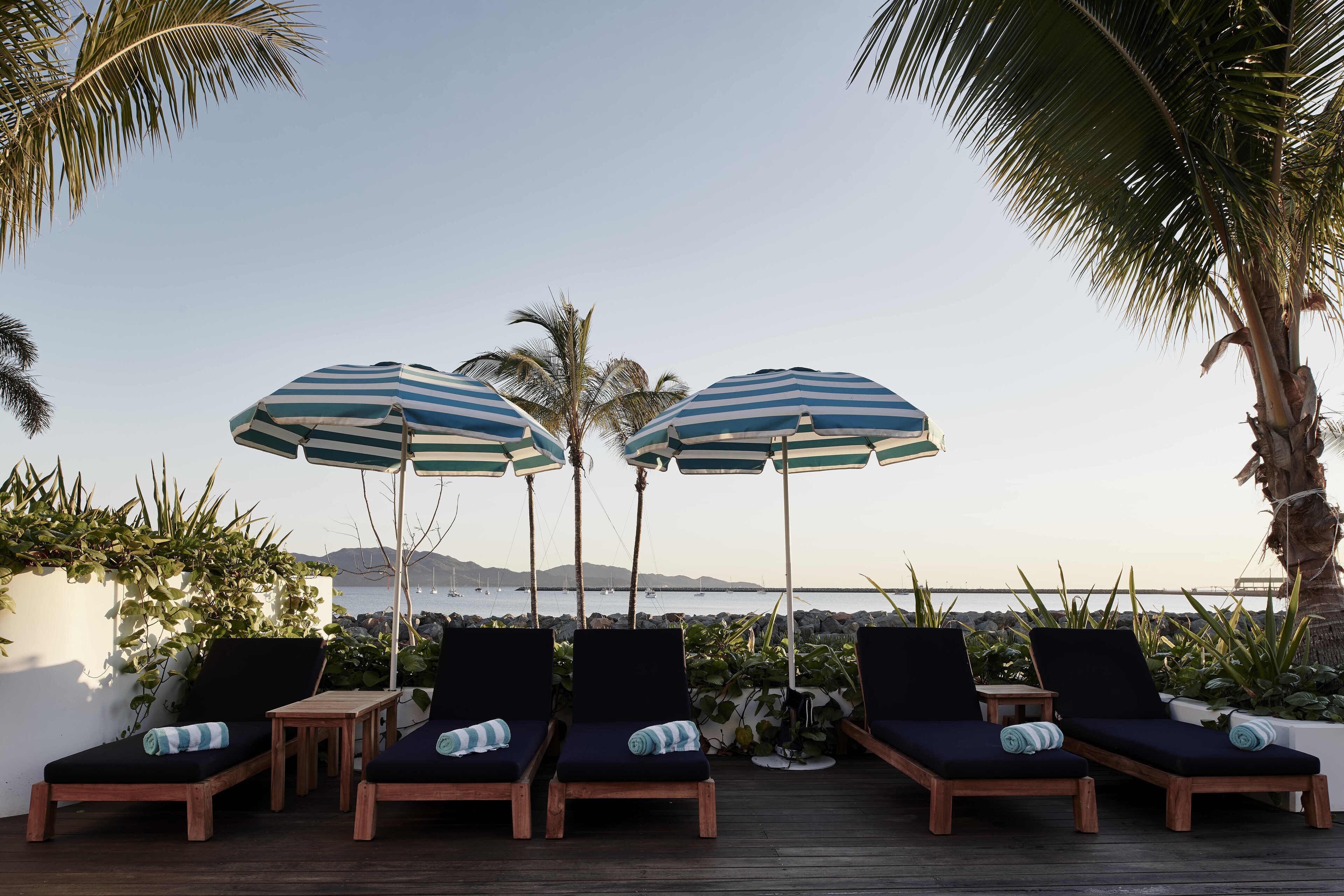 屋外プール、営業時間 7:00 ～ 19:00、カバナ (有料)、プール パラソル