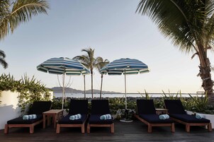 室外游泳池，07:00 至 19:00 开放，收费帐篷屋，池畔遮阳伞