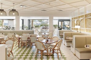3 restaurants servant le petit déjeuner, le déjeuner et le dßner