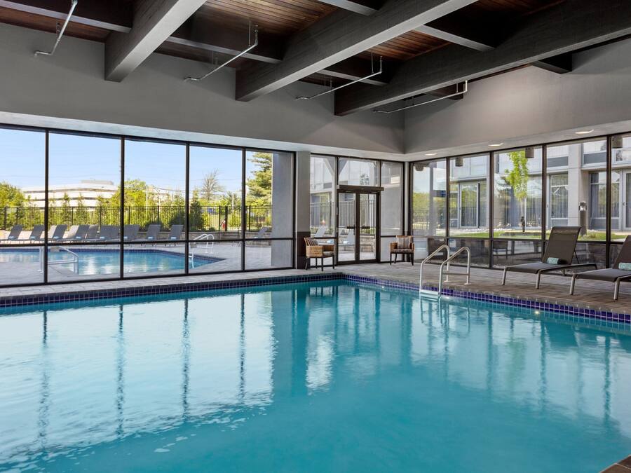 Piscine couverte, piscine extérieure (ouverte en saison)