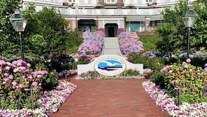 Entrada de un hotel con un letrero que dice "Chatham Bars Inn Cape Cod".