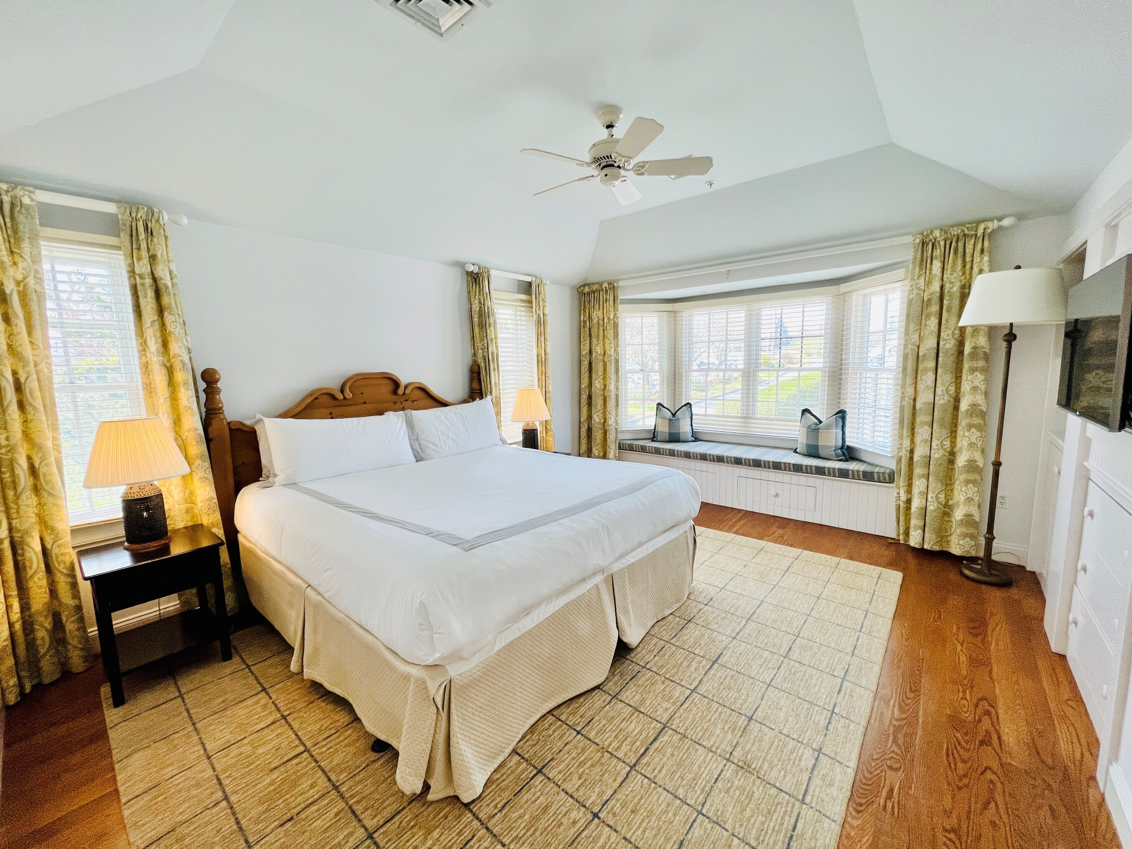 Premium bedding, minibar, in-room safe, iron/ironing board