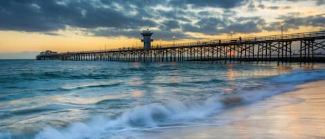 Una spiaggia nelle vicinanze, sabbia bianca