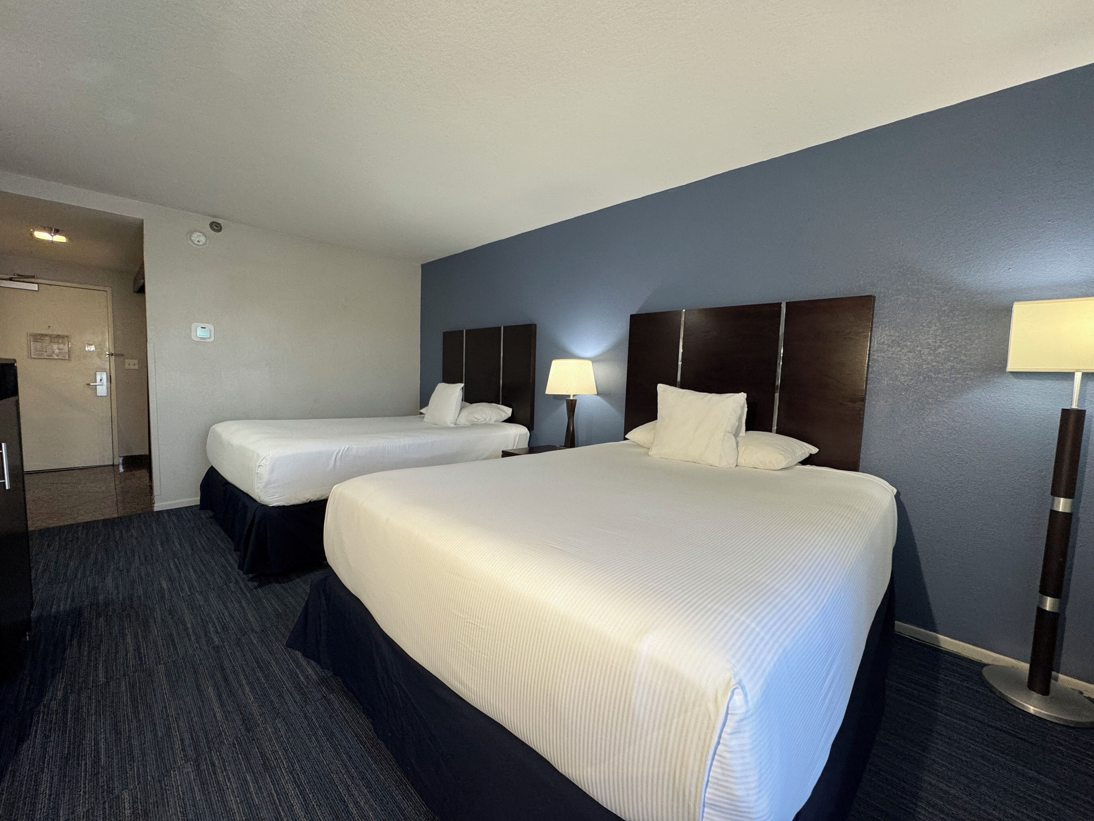 Deluxe, 2 Queen Beds, Balcony | Ropa de cama hipoalergénica, caja fuerte, escritorio