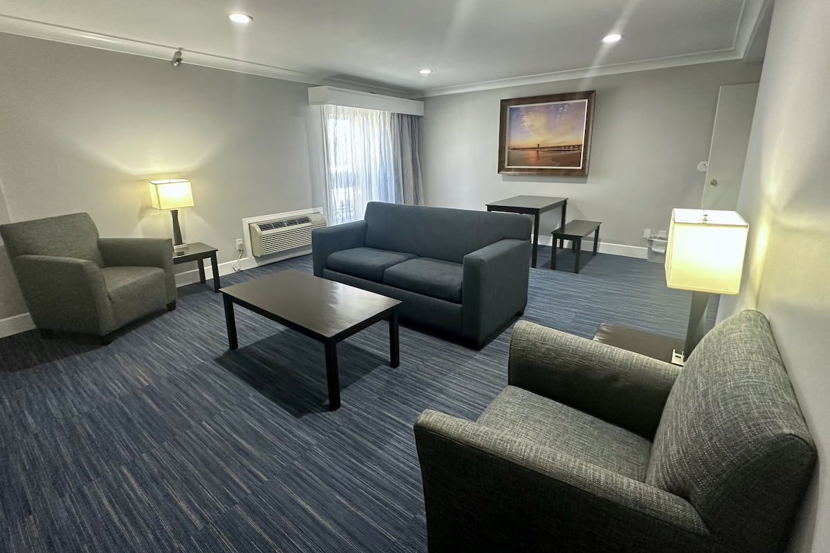 Family Suite, Balcony | Living room | 42-inch flat-screen TV with cable channels, TV, pay films