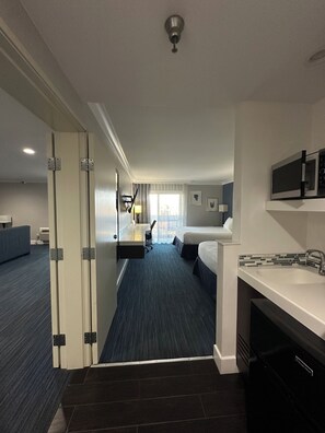 Familie suite, balkon | Hypoallergeen beddengoed, een kluis op de kamer, een bureau