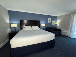 Hypo-allergenic bedding, in-room safe, desk, laptop workspace - The Pacific Inn (Seal Beach)