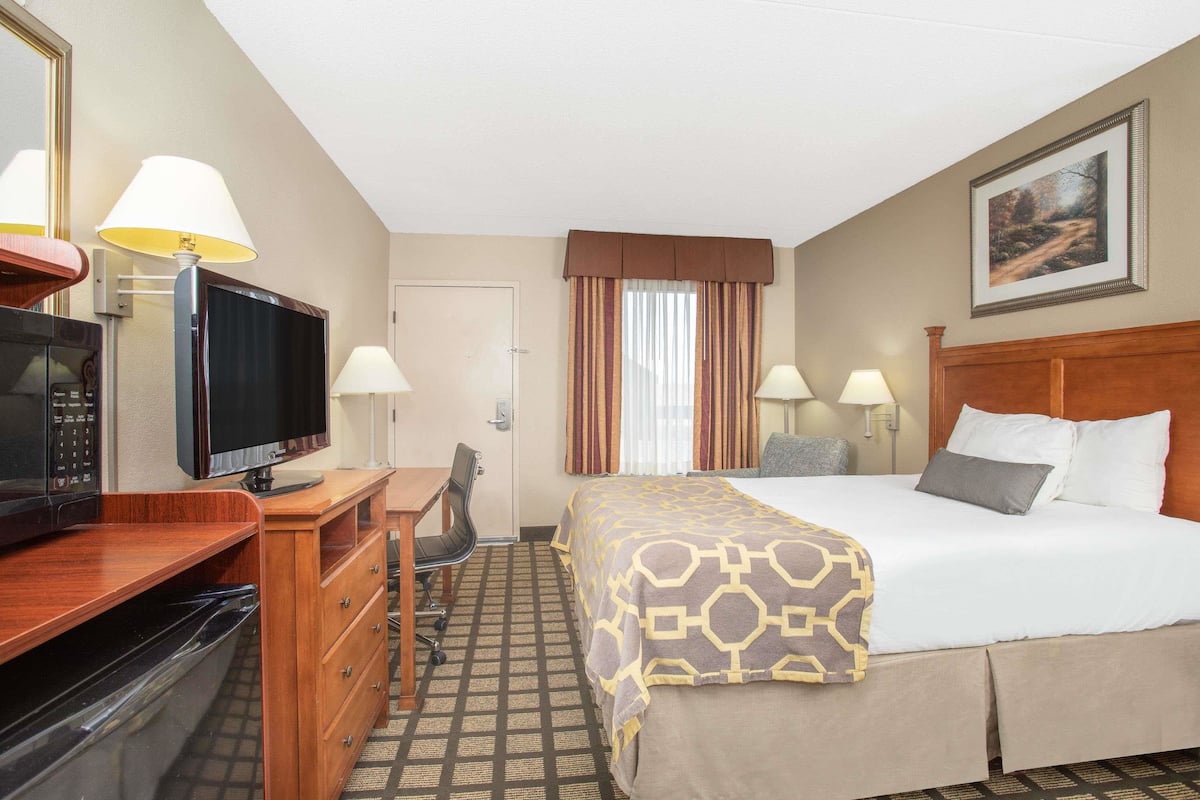Premium bedding, desk, blackout drapes, soundproofing