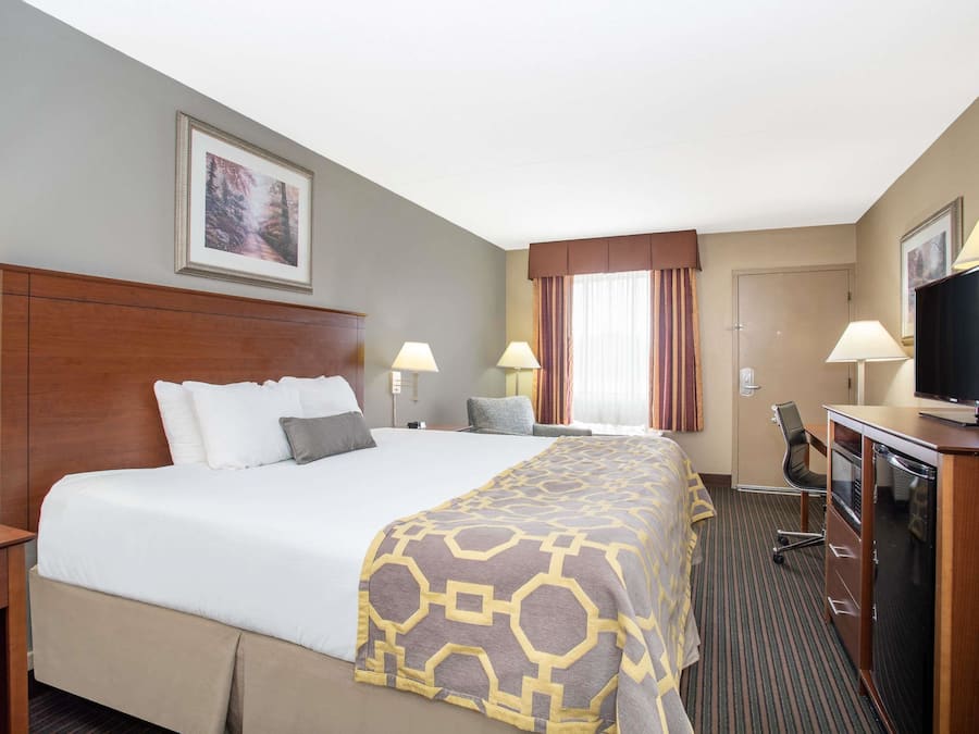 Biancheria da letto di alta qualità, una scrivania, tende oscuranti