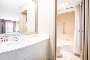 Combined shower/bathtub, free toiletries, hair dryer, towels