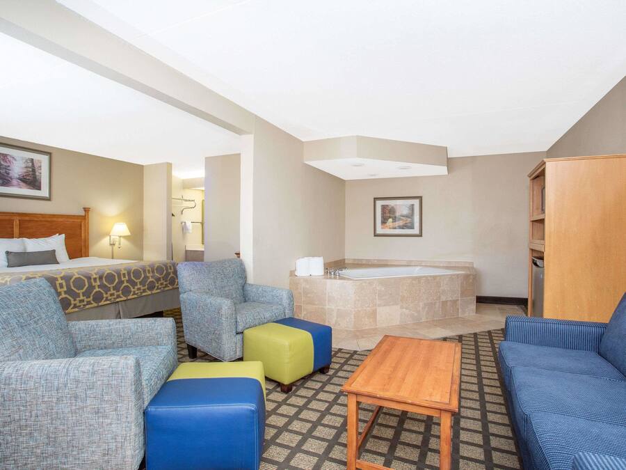 Suite, 1 King Bed with Sofa bed, Jetted Tub | Premium bedding, desk, blackout drapes, soundproofing