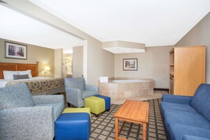 Suíte, 1 cama King e sofá-cama, banheira de hidromassagem | Roupas de cama premium, escrivaninha, cortinas blackout