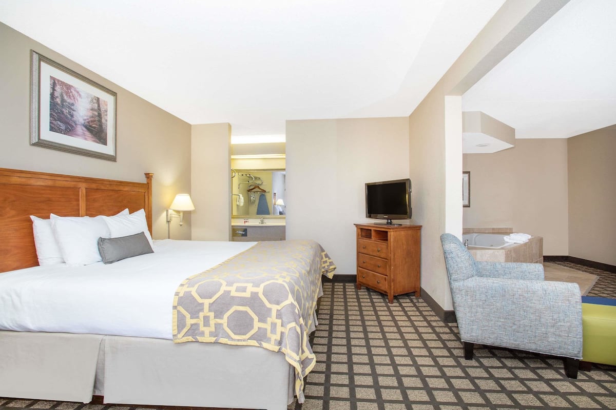 Suite, 1 King Bed with Sofa bed, Jetted Tub | Premium bedding, desk, blackout curtains, soundproofing
